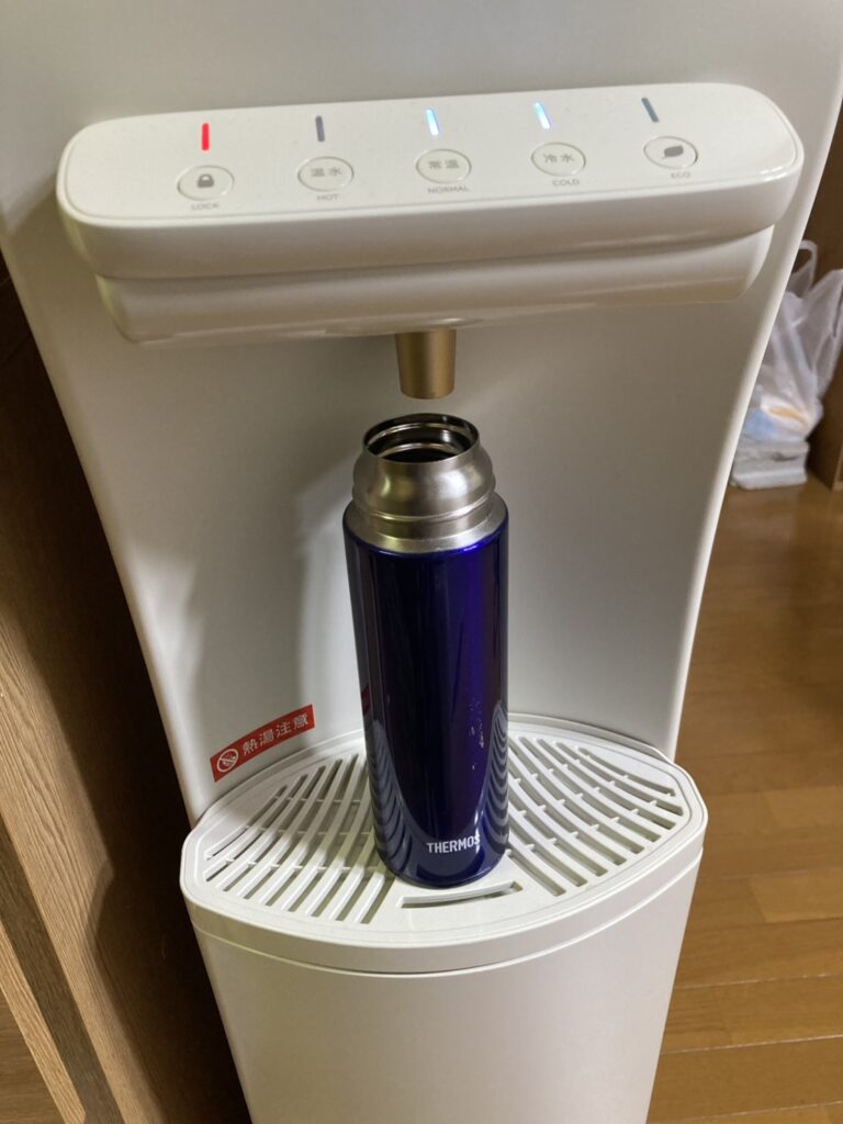 ハミングウォーターBRUNOモデルの給水口に水筒を置いている様子